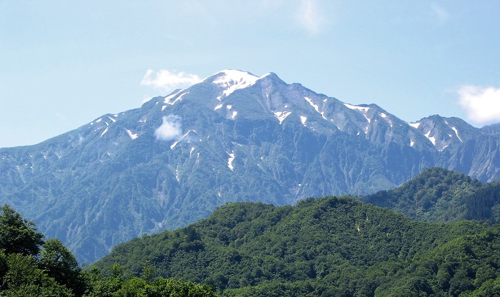 新潟県側のシルバーライン(トンネル）付近より望む、越後駒ケ岳（標高２００２．７ｍ）の美しくも雄大で威風堂々とした山並みです。