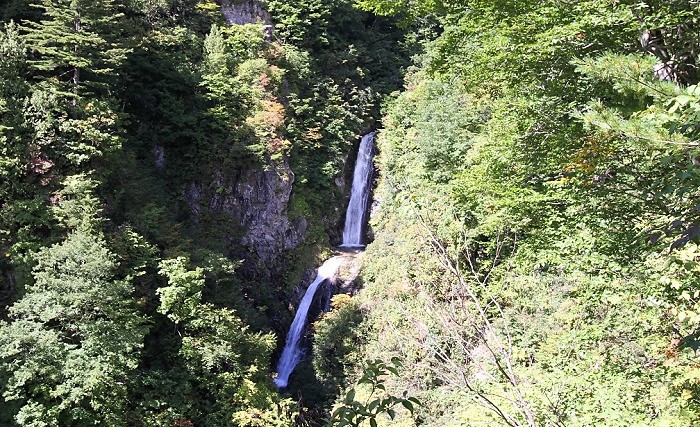 会津駒ケ岳の下ノ沢の上流で、２段に流れ落ちる竜ノ門の滝。会津駒ケ岳登山道の途中より滝への登山口がございます。