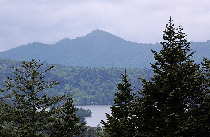 尾瀬沼山峠山頂近くの休憩所より皿伏山（標高１９１６．８ｍ）と神秘的な尾瀬沼を望む。