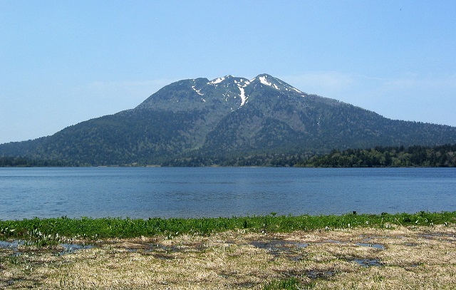 三平下休憩所近くの湿原より望む６月中旬頃の燧ケ岳の様子です。