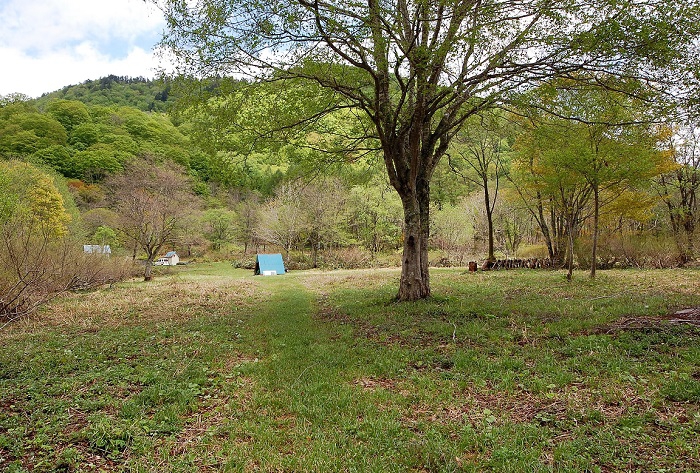 大自然以外は一切なにもないといえるほどの深山の地です。電気が通っていることさえ不思議なくらいです。桧枝岐村の開墾地や出作り小屋の歴史とともに、尾瀬野の歴史もここから始まりました。