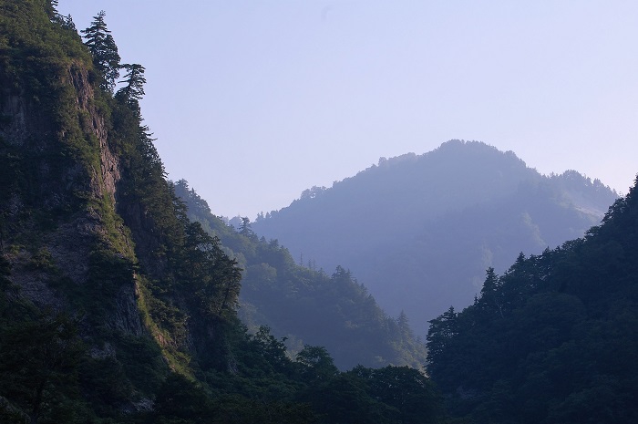 中ノ岐川入口より日本１００名山・平ヶ岳方面を望む、まさに深山霊峰の大自然の景観です(平成３０年７月１９日）。