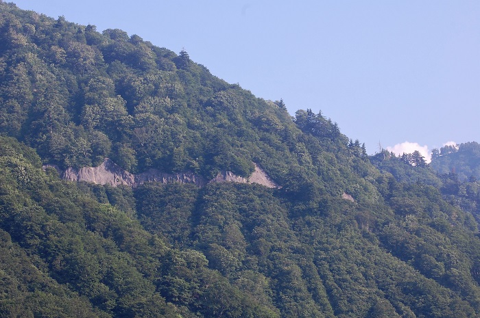 急斜面の山々に造られた国道３５２号線。いつ通っても圧巻の景観です。国道の管理はどれほどのものかと思うとまた驚きであり、毎年完璧に道路管理されている光景にも驚きです。秋の紅葉の季節も別世界のごとく美しく、見ごたえがありますよ(平成３０年７月１９日）。