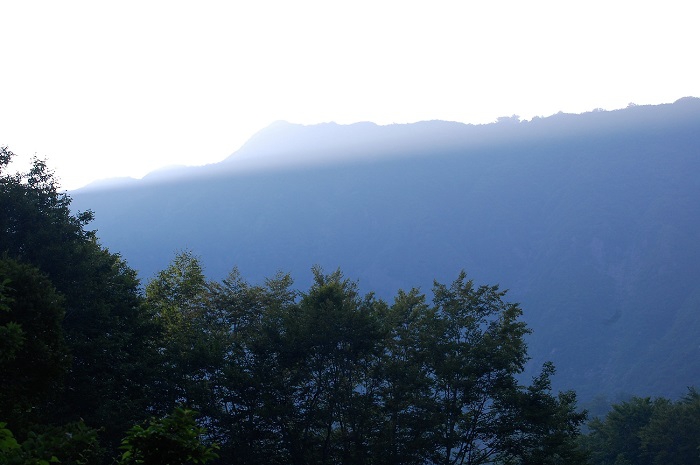 夕日の当たる名峰・荒沢岳の神秘的かつ幻想的な景観です。日本でも指折りの豪雪地帯で、その積雪は５ｍにも達するといわれており、奥只見は特別豪雪地帯としてもあまりにも有名ですね。毎年国道沿いから見られる万年雪も、今年はやや多めに残っているように見えました(平成３０年７月１９日）。