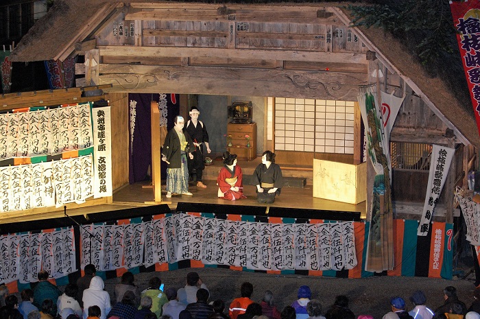 檜枝岐の舞台での檜枝岐歌舞伎は、５月１２日と８月１８日と９月第一土曜日の年３回上演されております（画像は２０１７年５月１２日の春の祭礼時の画像です）。