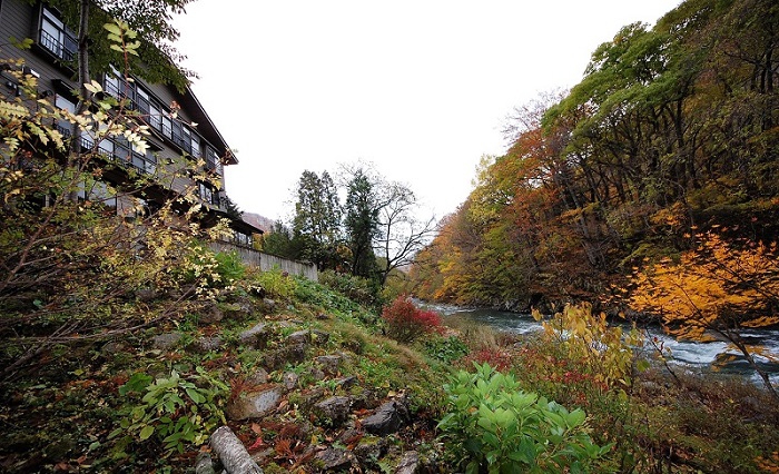 昨年２０１７年１０月３１日のお昼頃の尾瀬野と清流檜枝岐川渓谷の晩秋の紅葉の光景です。１０月末でもまだ紅葉の姿が残り、栗の木などはまだ青々としておりました。１１月初旬でも桧枝岐川渓谷の紅葉は見頃です。