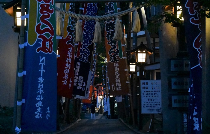 檜枝岐歌舞伎の歌舞伎通りへの入口の画像です。道脇の鳥居をくぐりまして、国指定重要有形民俗文化財に指定されております、檜枝岐の舞台へと向かいます。