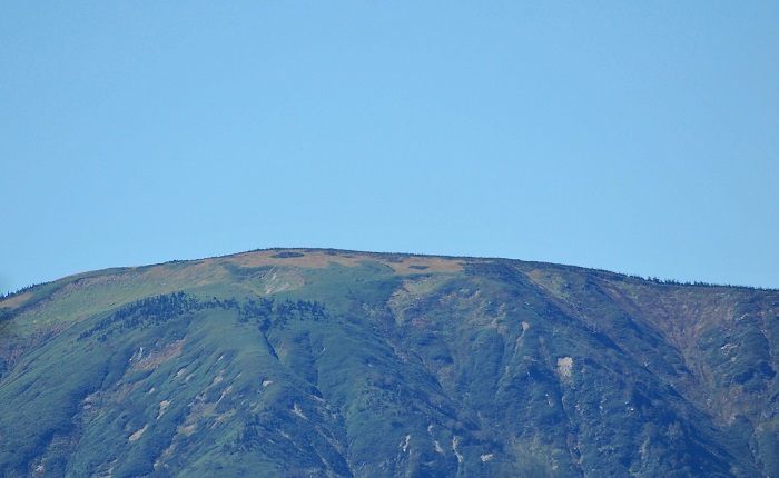 画像は、日本１００名山・平ヶ岳(標高２１４１ｍ）の山頂付近の画像です。９月１４日（金）に御宿泊された、岡山様１名様、平ヶ岳登山後に御宿泊いただきまして、本当にありがとうございました。鷹ノ巣登山口往復で結構時間もかかったと思いますが、お帰りの際のお会計の時の登山のご感想、「なんであんなに誰もいないんですかねー」には、私と二人で大笑いでしたね。本当に誰もいない静かな登山を楽しまれたんだと思います。チェックアウトされた後、会津駒ケ岳に登られましたが、いかがだったでしょうか。また、９月１７日に御宿泊されたお客様は全員が会津駒ケ岳登山のお客様でした。本当に有難く思いました。会津駒ケ岳の山容の画像は、なかなか撮影が難しく、何ヶ所かありますが、会津駒ケ岳の美しさを表現できる撮影場所ではありません（ドローンを使用すれば美しい会津駒ケ岳の画像を遠くから撮影できるかもしれませんが）。それだけ会津駒ケ岳は神秘的な山なのかもしれません。会津駒ケ岳に登山されてから９月２０日に御宿泊された宮野様ご夫妻、お帰りになられてから、心温まるメールいただきまして、本当にうれしく思いました。ありがとうございました。