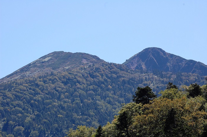 今回の３連休でも燧ケ岳登山で御宿泊されたお客様も結構いらっしゃいましたが、会津駒ケ岳、燧ケ岳、至仏山と、３つの１００名山を登られたお客様もいらっしゃいました。名古屋からお越しの谷合様も３つの１００名山へ登られ、１００名山制覇まで、もう少しというとても元気な御夫婦で素晴らしいと思いました。燧ケ岳登山の日は、あいにくの天候でしたが、無事、長英新道を下山され、尾瀬ヶ原の弥四郎小屋さんへ御到着されたことと思います。