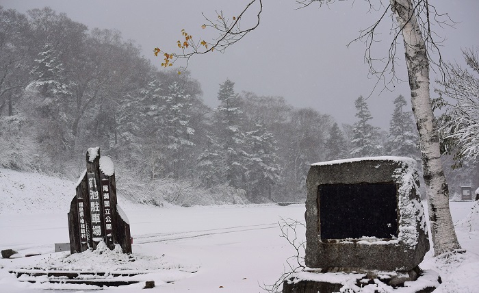 小雪舞う、２０１８年１１月１日(木）のこの日の朝、尾瀬御池駐車場の積雪は約10cm弱ほどありました。