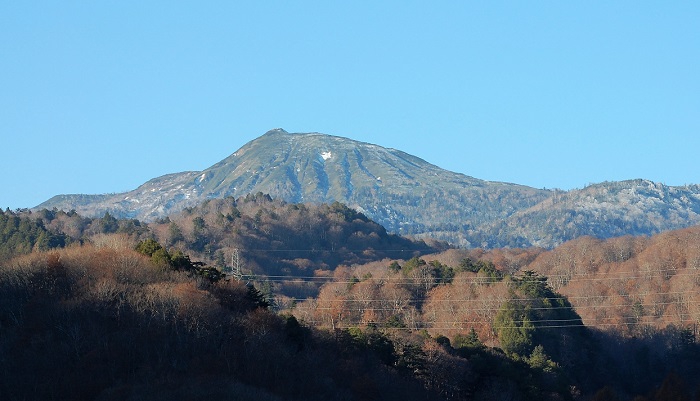 １０月末の雪で白銀の光景が見られた燧ケ岳も、気温の上昇で雪が解けしばらく雪のない景観が見られましたが、１１月中旬の雪により、うっすらと雪化粧する姿が見られました（２０１８年１１月１６日）。