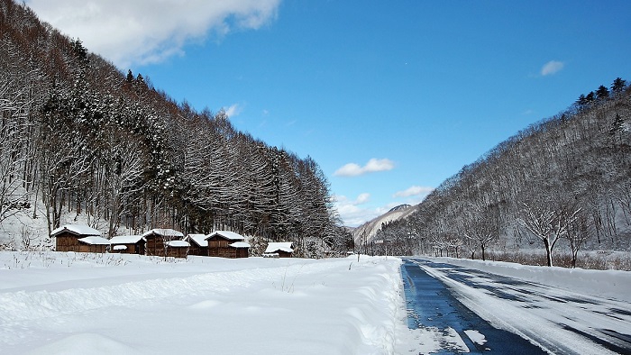 白銀の雪景色の中で見る板倉古民家集落が妙に似合います（２０１８年１２月１９日）。