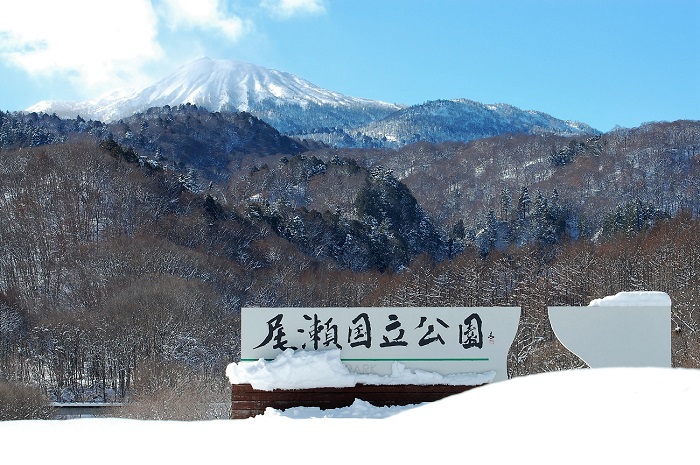 七入より尾瀬国立公園看板と標高２３５６ｍ、東北以北の最高峰・燧ケ岳を望む（２０１８年１２月１９日）。