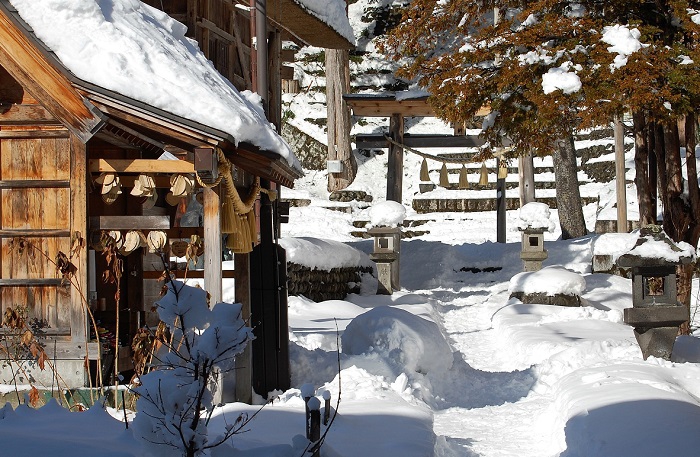 檜枝岐村の鎮守様そして歌舞伎の舞台へと続く参道そして歌舞伎通りの雪化粧した姿です。