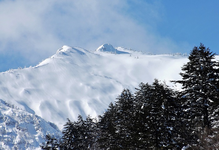 会津高原高畑スキー場から檜枝岐村方面へ約１ｋｍ付近の、国道３５２号線より望む三ツ岩岳（標高２０６５ｍ）の冬の景観です（２０１８年１２月２１日）。