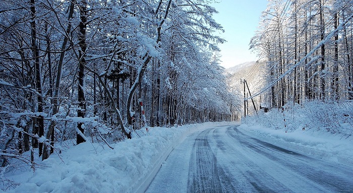 会津高原高畑スキー場から檜枝岐村方面へ約１ｋｍ付近の、小豆温泉・中一里の霧氷の雪景色の光景です（２０１８年１２月２１日）。