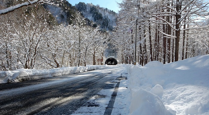 かつて起きた大きな表層雪崩により建設された下大戸沢スノーシェッド付近の光景です。 