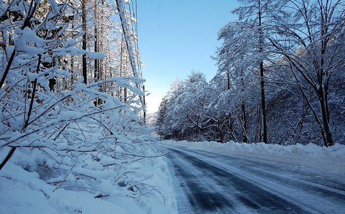 会津高原高畑スキー場から檜枝岐村方面へ約１ｋｍ付近の、小豆温泉・中一里の霧氷の雪景色の光景です。大雪の夜中に、このあたりで動けなくなった車を何回か見ております。大雪の際の夜間の通行には、くれぐれもご注意くださいませ（２０１８年１２月２１日）。