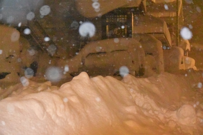 ２０１９年１月２９日朝５時過ぎの、尾瀬野駐車場の降り積もる雪の様子です。この夜の積雪は、１月ではかなり多い方でした。