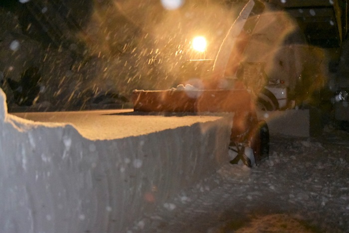 ２０１９年１月２９日(火）・朝６時過ぎの、尾瀬野駐車場に降り積もる雪をロータリー除雪機にて除雪中の様子です。この朝の積雪は、多い時の3割くらいですが、晴天もなく日々降り続く雪に檜枝岐村の冬の厳しさを改めて覚悟した、今年の1月でした（今年の冬も人家のある地域では、全国５位の積雪量を記録している檜枝岐村です）。