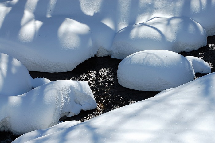 ２０１９年２月３日(日）の晴天の中、尾瀬野の浴室より望む清流檜枝岐川渓谷の白銀の雪景色の様子です。