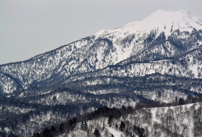 ヘリコプター内から見る厳冬の燧ケ岳（標高２３５６ｍ）の様子です。