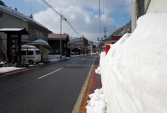 道路の雪もすっかり解け、屋根の雪も少なくなった、会津駒ケ岳の山麓に広がる３月初旬の、最奥の深山（標高約９５０ｍ）の光景です（２０１９年３月４日）。ここで生まれ、ここで育った故郷の大自然の光景は今も変わらず。