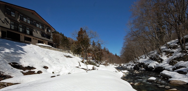 最高の青空広がる日本晴れの中、残雪が光り輝く桧枝岐川渓谷のせせらぎと尾瀬野の姿を久しぶりにシャッターに収めることができました。桧枝岐川の川の水は本当に透明度が高く綺麗です(２０１９年３月１８日）。