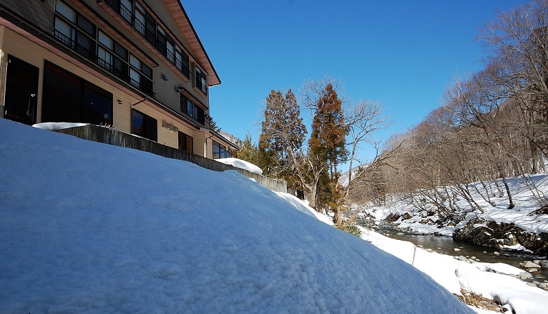 朝日が当たっても、また、夕陽が当たっても美しい大自然の輝きを魅せる桧枝岐川渓谷の、冬から春への季節の移り変わりの中での雪景色と原生林の光景です(２０１９年３月１８日）。