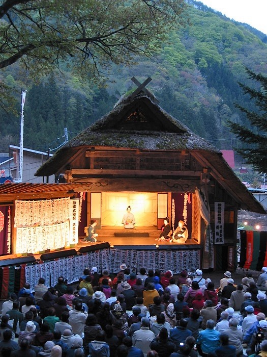 ２００８年５月１２日の愛宕神祭礼奉納歌舞伎上演の様子です。