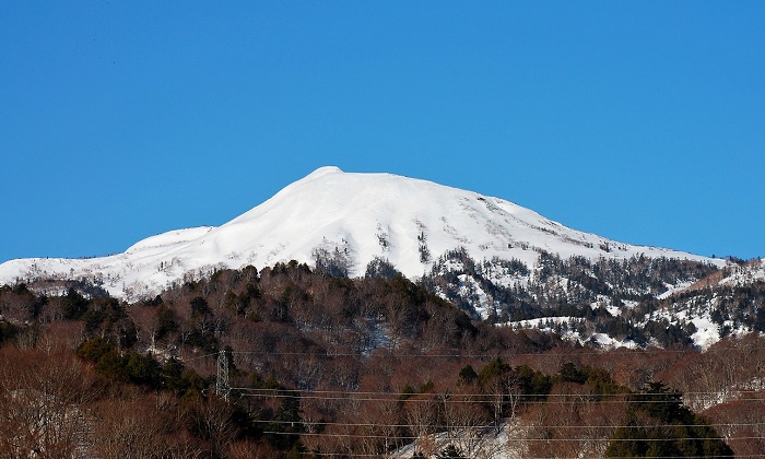 ２０１９年４月１９日（土）朝６時過ぎの七入りモニュメントより望む、朝日を浴びて光り輝く残雪残る、尾瀬国立公園のシンボル・燧ケ岳（標高２３５６m）の様子です。４月１８日午後２時より七入橋まで通行できるようになりました。檜枝岐村から七入りあたりまでの積雪も今年は予想よりも少し多めに見えるのは不思議です。