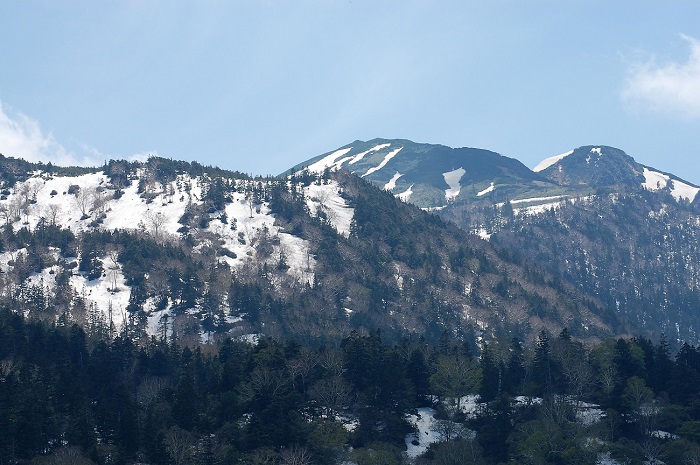 残雪残る東北以北の最高峰・燧ケ岳（標高２３５６ｍ）。熊沢田代下でも、まだまだ残雪の光景が見られますね。