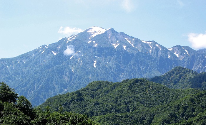 奥只見シルバーライン手前のトンネルとトンネルの間から望む日本１００名山・越後駒ケ岳(標高２００２、７ｍ）の姿です。