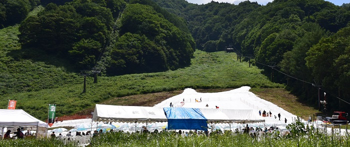 真夏の暑さの中、雪の上の特別な涼しさをぜひお楽しみくださいませ。また、夜のビアガーデンも最高です（画像は２０１８年の画像です）。