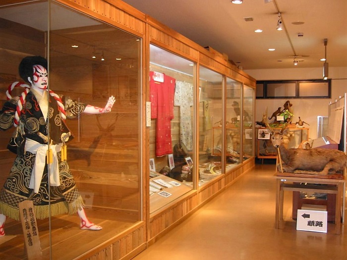 江戸時代より途切れることなく受け継がれてきている、伝統の檜枝岐歌舞伎の衣装なども展示されております。