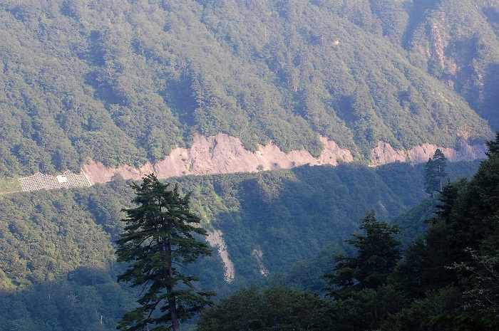 とてつもない険しい場所を貫いている国道３５２号線です(画像は２０１８年７月１９日の画像です）。