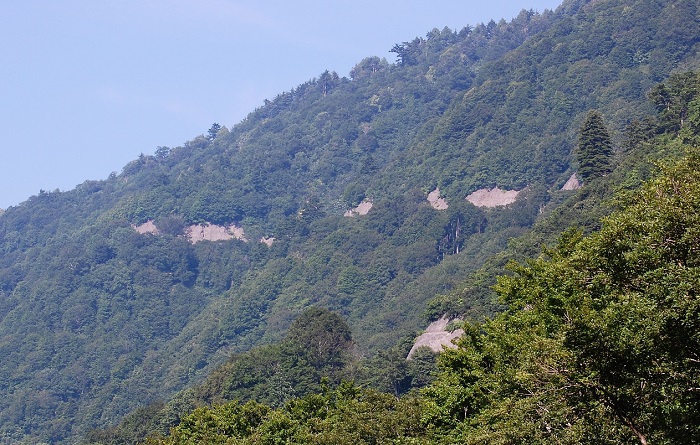 カーブを抜けた遥か彼方に、急な山肌を貫くこのような国道が見えてきます(画像は２０１８年７月１９日の画像です）。