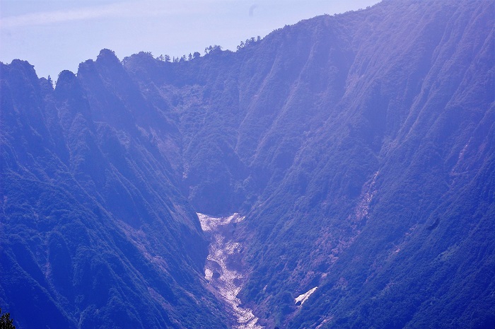 国道３５２号線より望む荒沢岳（標高１９６８.７ｍ）の万年雪の様子です（画像は２０１８年７月１９日の画像です）。