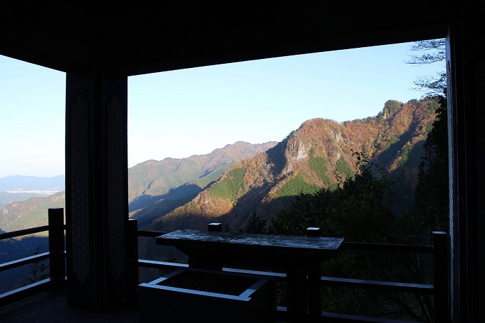 遥拝殿より望む三峯神社の奥宮と美しく連なる奥秩父の山々です。いつ訪れても心清められる三峯神社です(２０１９年１１月６日）。