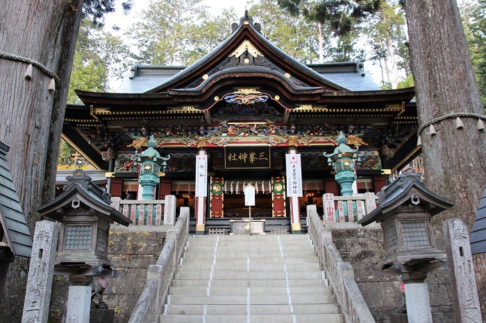 巨大な御神木の奥に三峯神社の拝殿を望む、まさに聖域なる神域の光景です(２０１９年１１月６日）。