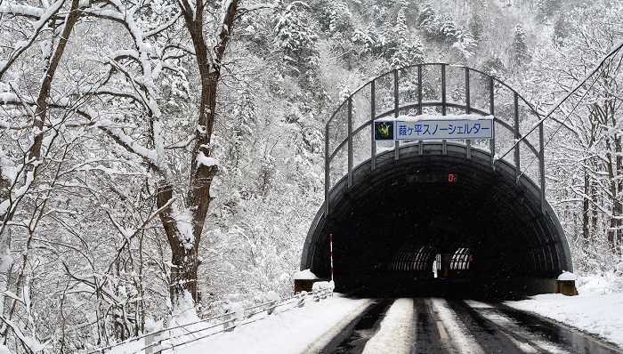 かつて大変な表層雪崩に幾度となく道路をふさがれ、陸の孤島と呼ばれてきた特別豪雪地帯・檜枝岐村。現代はこのような強靭なスノーシェルターにより表層雪崩は見かけることも遭遇することもほぼなくなりました（２０１９年１２月５日）。