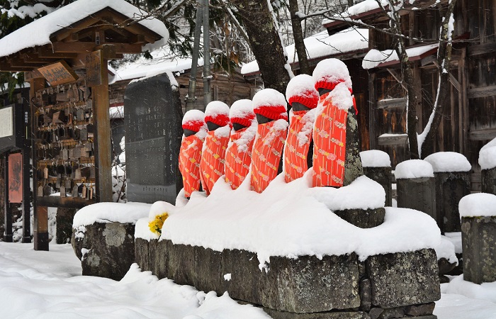 初冬の雪景色に染まる六地蔵。いつ見ても、村民の手によって作られている帽子や衣装は四季折々に綺麗です（２０１９年１２月６日）。