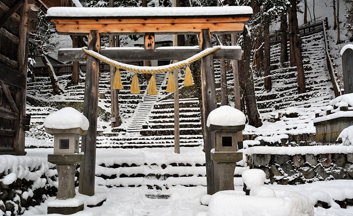 初冬の雪景色に彩られた駒形大明神と燧大権現が祭られている鎮守神境内の様子です（２０１９年１２月６日）。