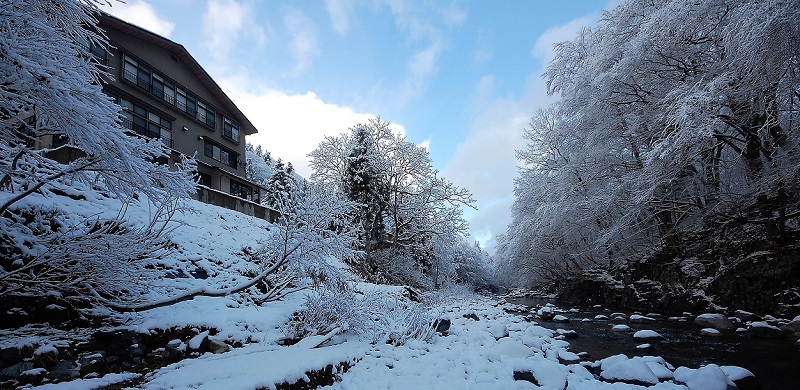 最奥の深山・檜枝岐村の山々や桧枝岐川渓谷も美しい霧氷に包まれたある日の朝の景観です。雪の美しさが感じられる光景でした（２０１９年１２月２３日）。