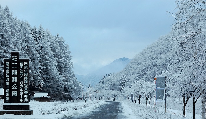 最奥の深山・檜枝岐村の山々が美しい霧氷の光景に包まれた冬の朝でした（ミニ尾瀬公園より桧枝岐村の深山の光景を望む・２０１９年１２月２３日）。