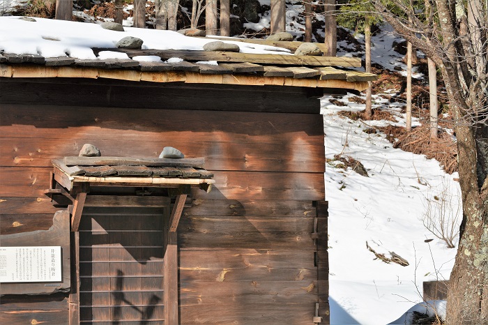 特別豪雪地帯が一月半ばにしてこの積雪。山肌や、桧枝岐村の井籠造り板倉の屋根にもほとんど積雪が見られません（２０２０年１月１４日）。