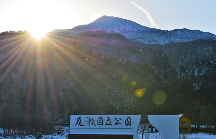 １２月末の雪景色の中、夕陽が沈む燧ケ岳（標高２３５６ｍ）を望む（２０１９年１２月２５日）。