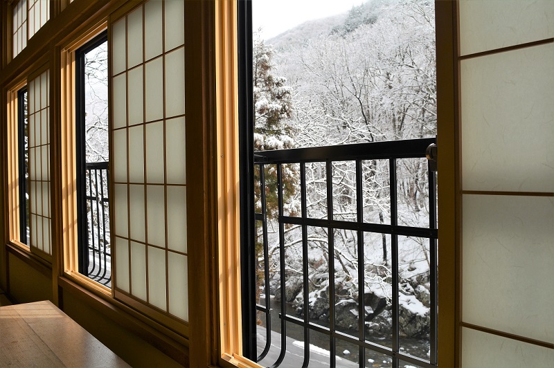 今年は檜枝岐川渓谷の雪も少なく驚きですが、霧氷の雪景色の景観は何回か見られました(宴会場越後より桧枝岐川渓谷の雪景色と清流のせせらぎを望む・２０２０年１月２８日）。