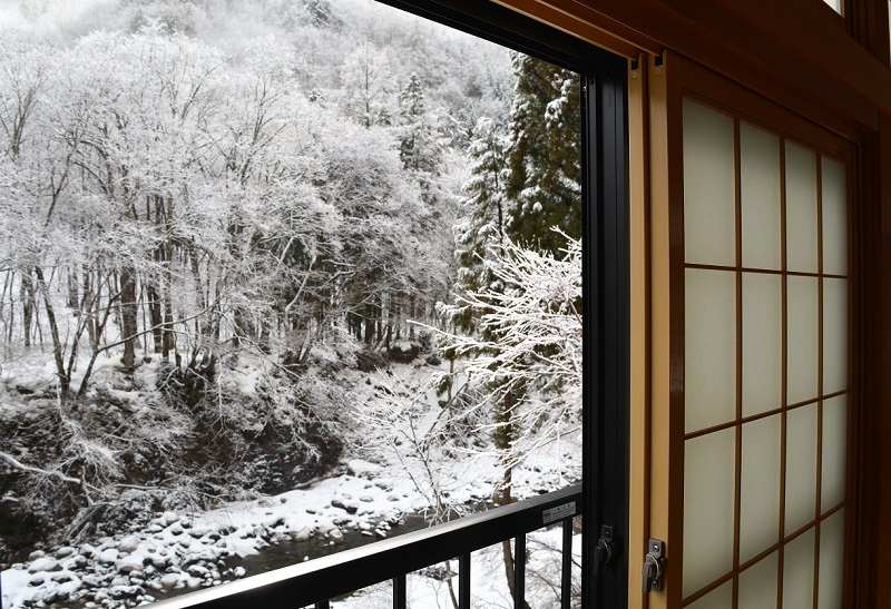 桧枝岐川が多くの豪雪で川幅がうずもれるほどにはなかなかならない今年の渓谷の雪景色です(宴会場越後より桧枝岐川渓谷の雪景色を望む・２０２０年１月２８日）。