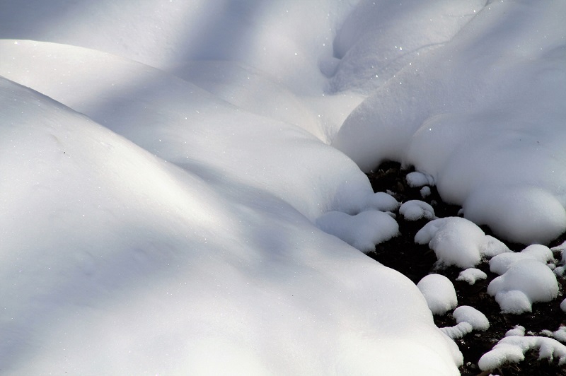 この雪の下から待望の春の芽吹きが姿を魅せ始めるのは今年はいつ頃になるのかな(尾瀬野より桧枝岐川渓谷の雪景色を望む・２０２０年１月２８日）。